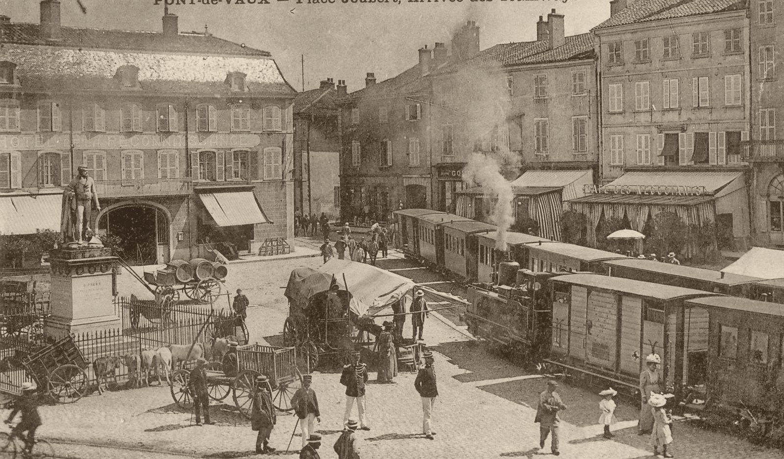 Pont-de-Vaux, la place Joubert à l’arrivée des tramways